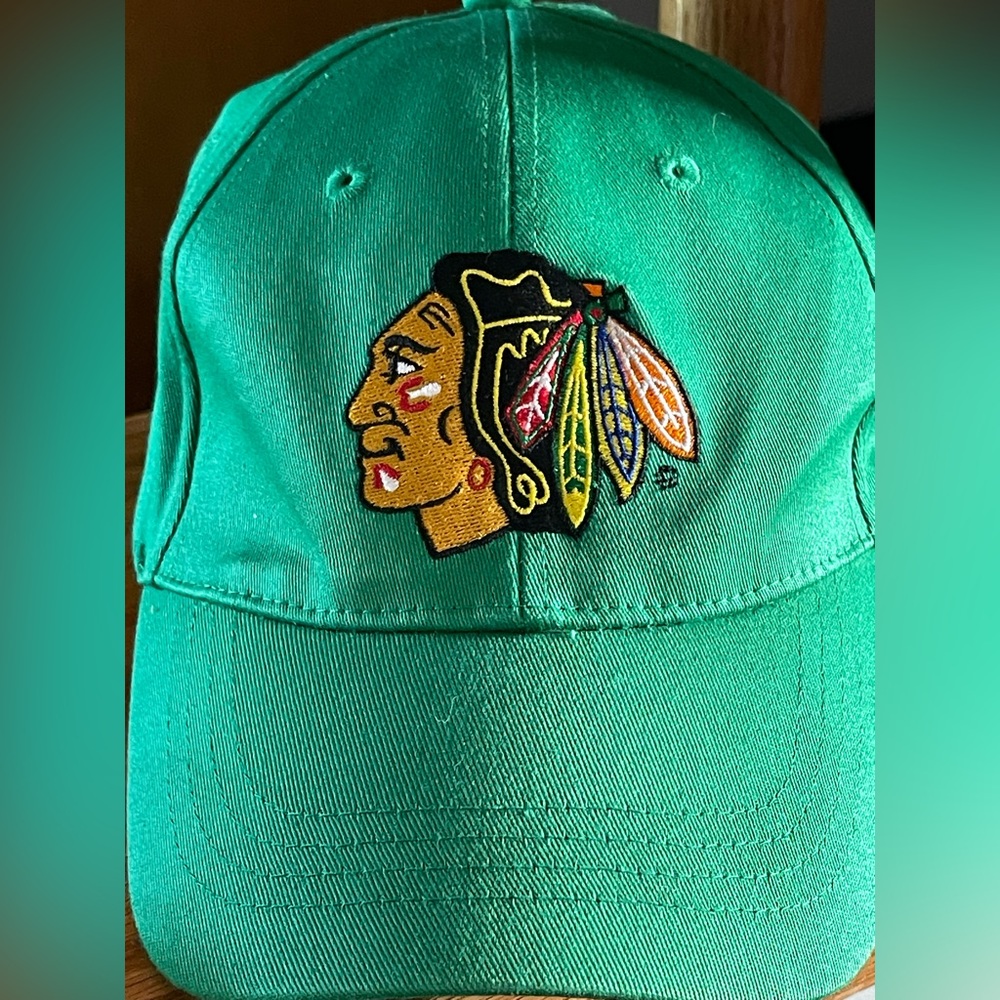 Kick ten Chicago Blackhawks hat.
